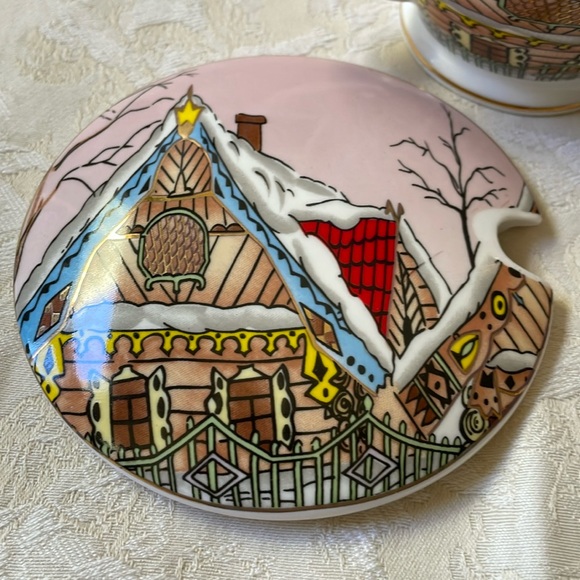 Grace fine ceramic Russian winter wonderland gingerbread house tea Cup & lid - Picture 4 of 8